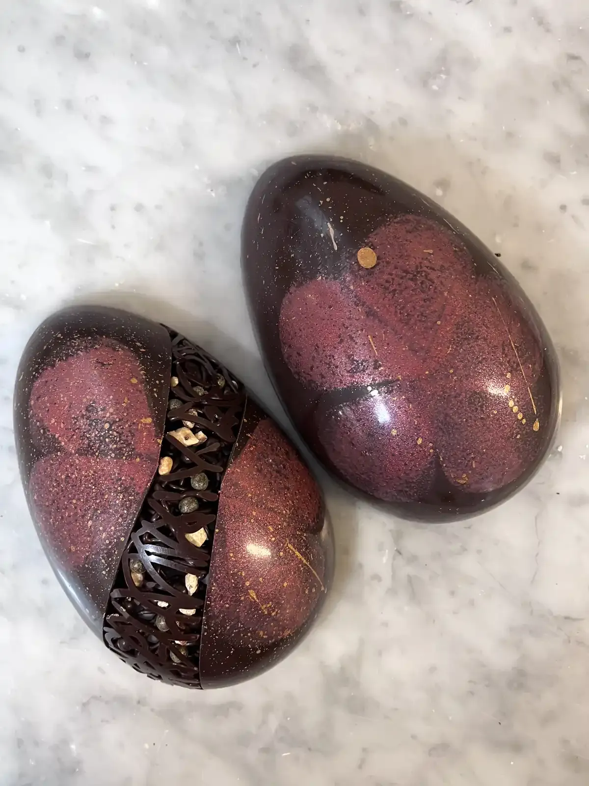 Elegante Fondente Easter egg — dark chocolate with decorative pattern on marble