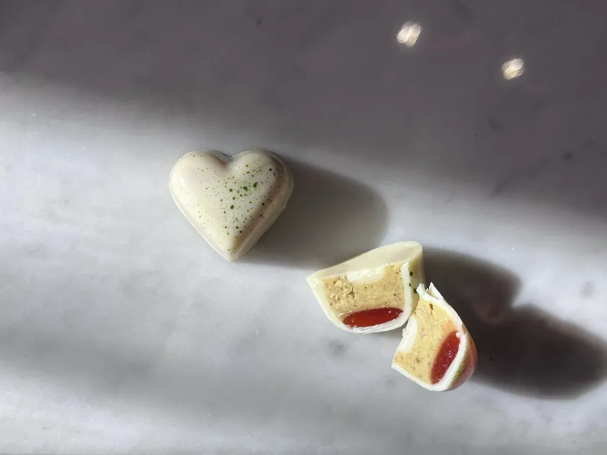 Close-up of Noi chocolate with elegant white chocolate decoration