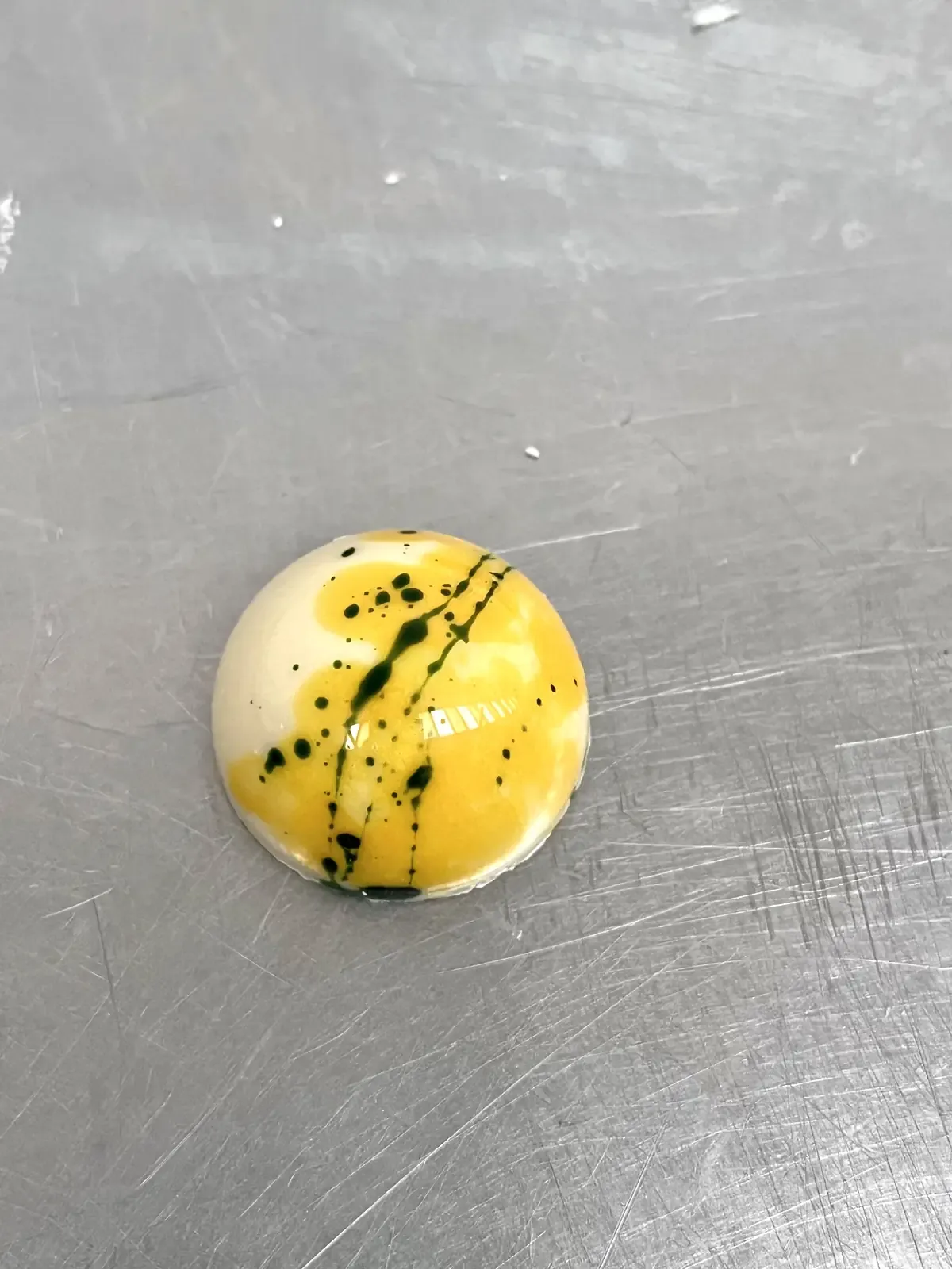 Radiosa white chocolate praline — raw photo showing shape and format