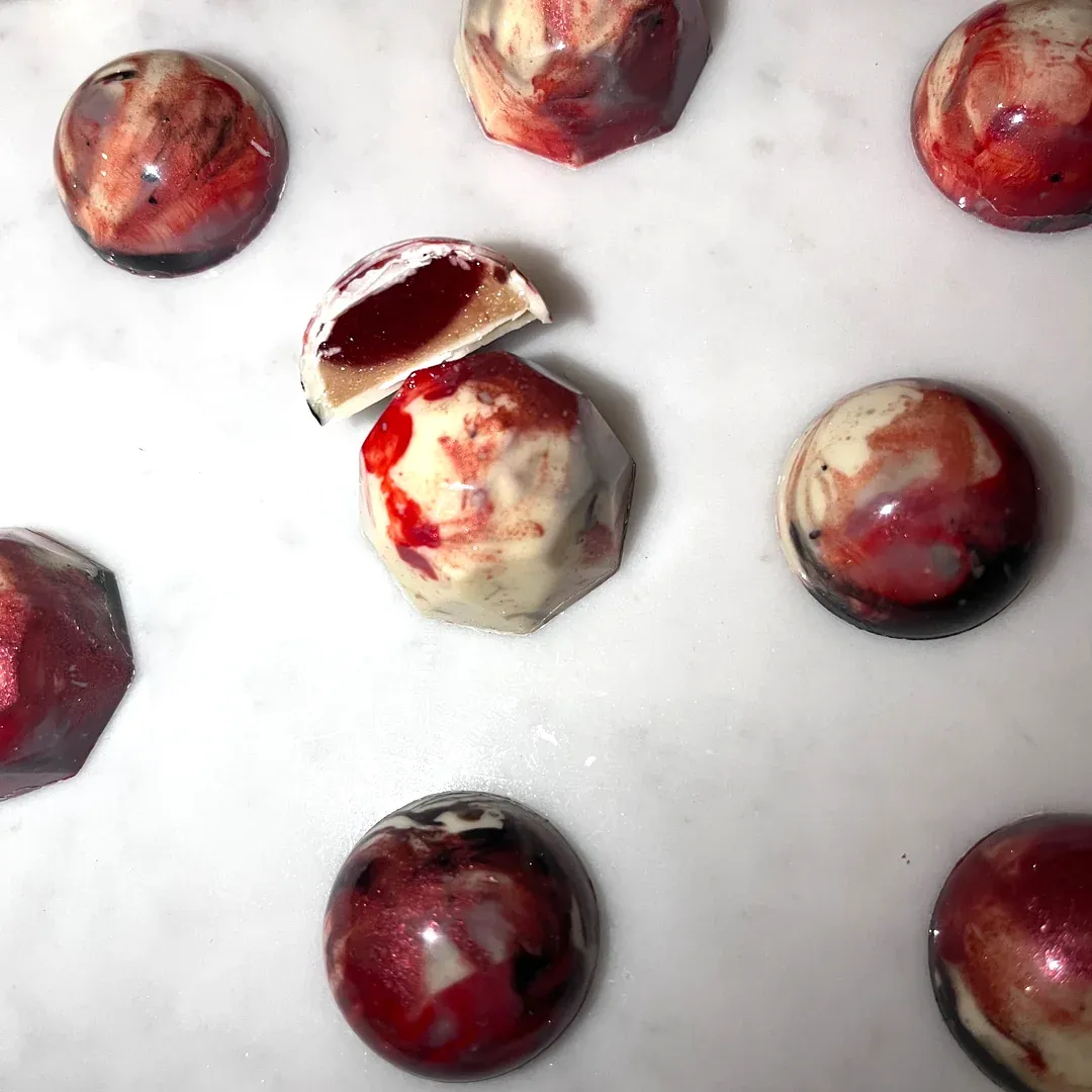 Selva white chocolate praline with vivid hand-decorated shell